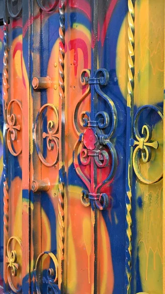Дверь Дома Размазана Цветами Красками Граффити Художников Яркие Цвета — стоковое фото