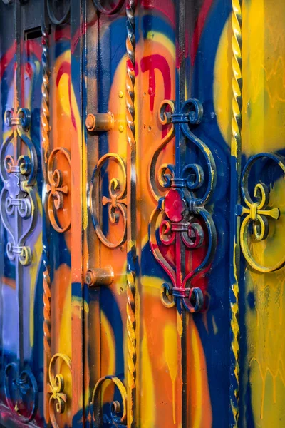 房子的门上涂满了涂鸦画家的色彩和油漆 鲜艳的颜色 免版税图库照片