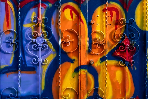Dörren Till Huset Smetas Med Färger Och Färger Graffitimålare Levande Stockbild
