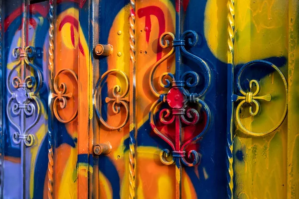 房子的门上涂满了涂鸦画家的色彩和油漆 鲜艳的颜色 图库图片