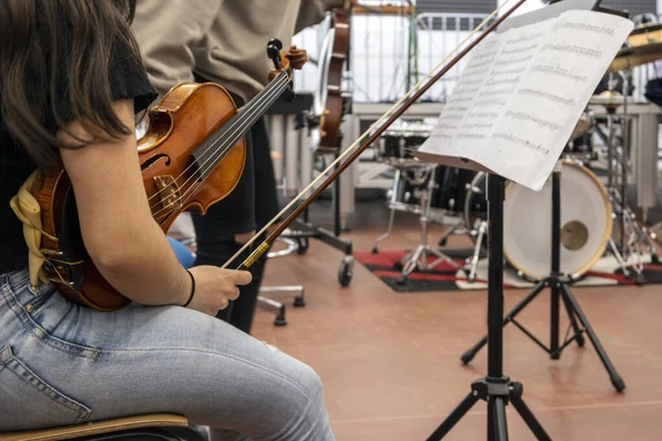 真实生活中的年轻音乐学生在排练期间 乐器和音乐与节拍并立 小提琴 中提琴 图库图片