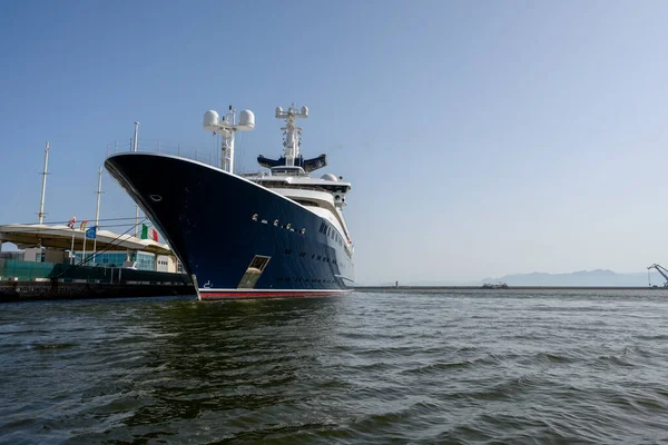 2023年7月15日 微软共同创办人Paul Allen拥有的414英尺豪华游艇 Octopus 在意大利卡利亚里 撒丁岛 的港口停泊 停泊着一艘小舟 图库照片