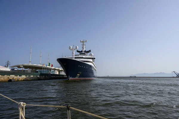 2023年7月15日 微软共同创办人Paul Allen拥有的414英尺豪华游艇 Octopus 在意大利卡利亚里 撒丁岛 的港口停泊 停泊着一艘小舟 免版税图库图片