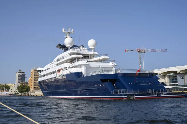 2023年7月15日 微软共同创办人Paul Allen拥有的414英尺豪华游艇 Octopus 在意大利卡利亚里 撒丁岛 的港口停泊 停泊着一艘小舟 图库照片
