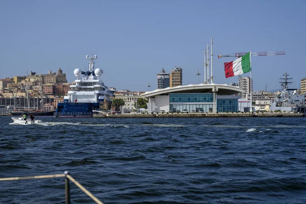 2023年7月15日 微软共同创办人Paul Allen拥有的414英尺豪华游艇 Octopus 在意大利卡利亚里 撒丁岛 的港口停泊 停泊着一艘小舟 图库图片