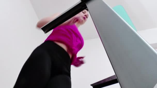 Młoda Kobieta Ćwiczy Utrzymuje Formę Bieżni Domu Video Clip — Wideo stockowe