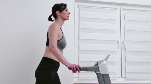 Młoda Kobieta Ćwiczy Utrzymuje Formę Bieżni Domu Video Clip — Wideo stockowe