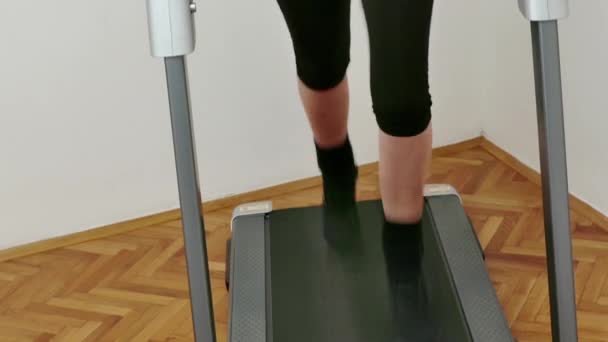 Jeune Femme Exerce Garde Forme Sur Tapis Roulant Maison Video — Video