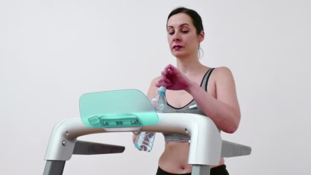 Młoda Kobieta Ćwiczy Bieżni Pije Wodę Aby Nawodnić Swoje Ciało — Wideo stockowe