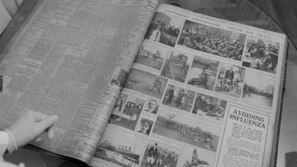 Régi Nagy Könyv 1924 Ből Times Összegyűjtött Újságoldalakkal Fontos Eseményekről — Stock videók