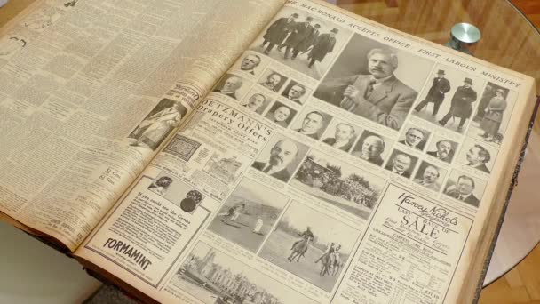 Altes Big Book Von 1924 Times Mit Gesammelten Zeitungsseiten Wichtigen — Stockvideo