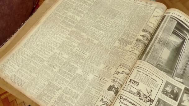 Oud Groot Boek Uit 1924 Times Met Verzamelde Krantenpagina Tutankhamun — Stockvideo
