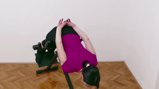 Молодая Женщина Упражняется Скамейке Гиперрасширения Спины Video Clip — стоковое видео
