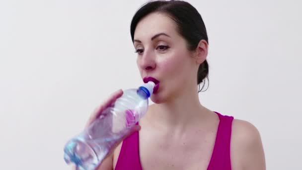 Mujer Joven Está Haciendo Ejercicio Una Cinta Correr Beber Agua — Vídeos de Stock