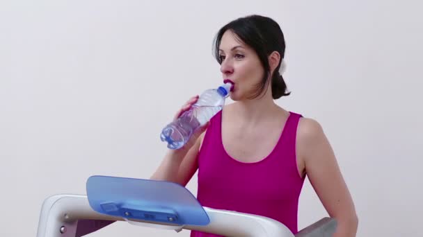 Jovem Está Exercitando Uma Esteira Água Potável Para Hidratar Seu — Vídeo de Stock