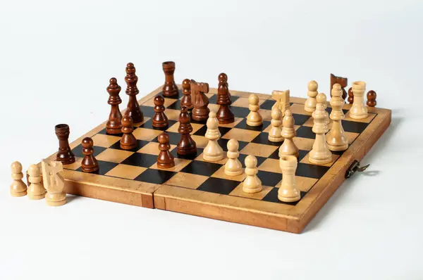 Satranç tahtası beyaz bir zeminde fotoğraflanır.