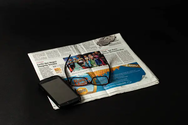 İş ve finans haberleri hakkında bilgi edinmek için okunması gereken gazete yığınlarının yanı sıra daha iyi bir netlik için gözlük şeklinde görsel araçlar, karanlık bir arkaplan karşısında fotoğraflanması gerekiyor.