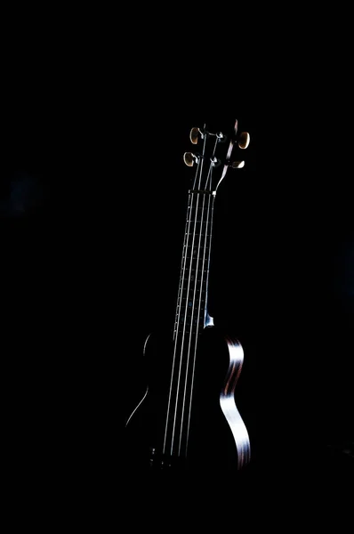 Karanlık bir arka planda çekilmiş müzik aletleri