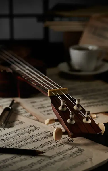 Bir fincan kahve eşliğinde blok notasyonlu şarkılar düzenleniyor.