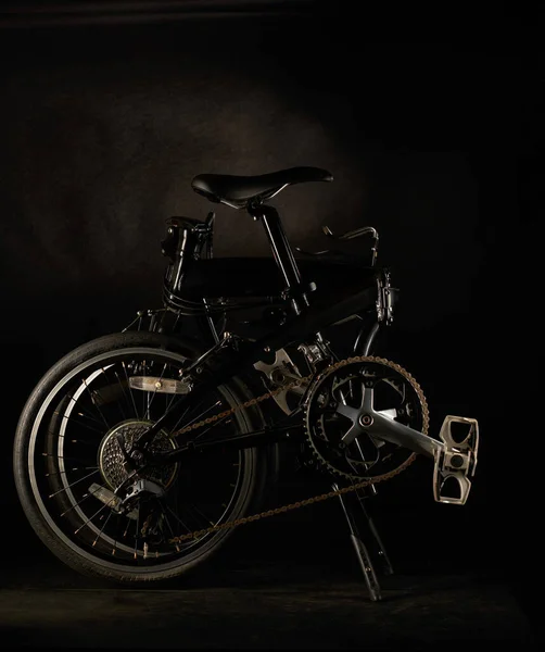 Katlanan bisiklet koyu ya da siyah üzerinde izole