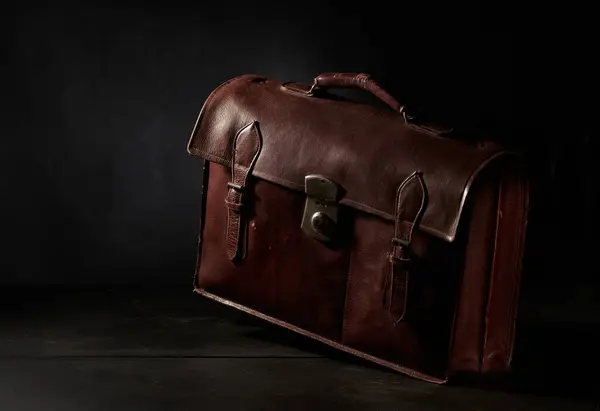 Eski evrak çantaları, tarzlarından dolayı antika izlenimi veriyor.