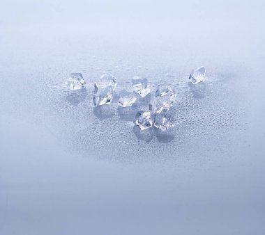 Beyaz arkaplanda izole edilmiş buz küplerinin fotoğrafı