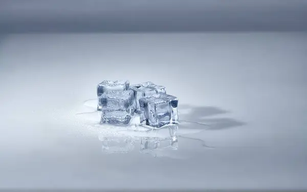 Beyaz arkaplanda izole edilmiş buz küplerinin fotoğrafı