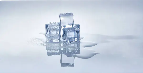 Beyaz arkaplanda izole edilmiş buz küplerinin fotoğrafı