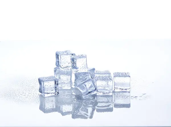 Beyaz arkaplanda izole edilmiş buz küplerinin fotoğrafı