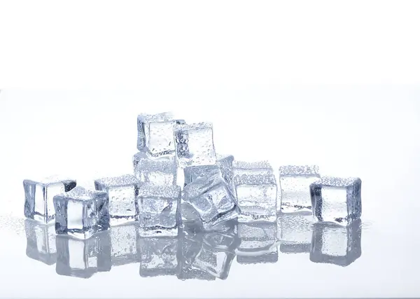 Beyaz arkaplanda izole edilmiş buz küplerinin fotoğrafı