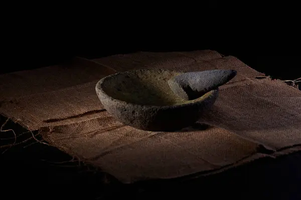 Havan topu ve tokmak baharat öğütmek için mutfak aletlerinden biridir. Orijinal taş havanlar Magelang, Central Java, Endonezya 'da üretilir..