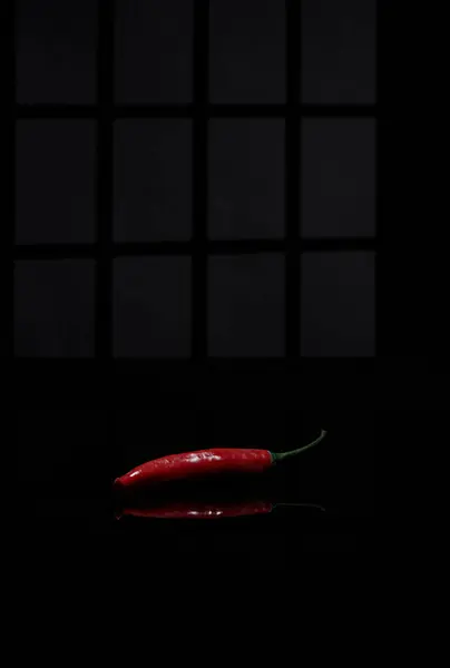 Büyük yeşil biberli fotoğraf koyu pencere arkaplanı