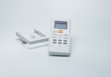 Büyük şeklinden görülebilen eski model uzaktan kumanda, kapağın durumu temiz değil. AC, TV ve Audio gibi elektronik ekipmanları açmak için kullanılır