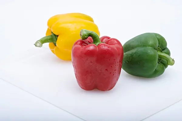 Su damlacıklarının tazeliği ve beyaz arkaplanı olan taze meyvelerin fotoğrafı