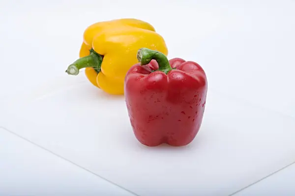 Su damlacıklarının tazeliği ve beyaz arkaplanı olan taze meyvelerin fotoğrafı