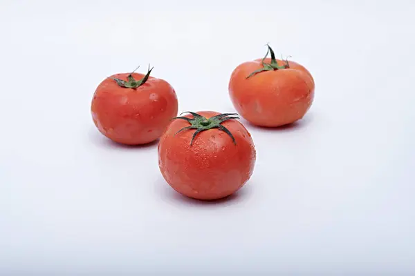 Su damlacıklarının tazeliği ve beyaz arkaplanı olan taze meyvelerin fotoğrafı