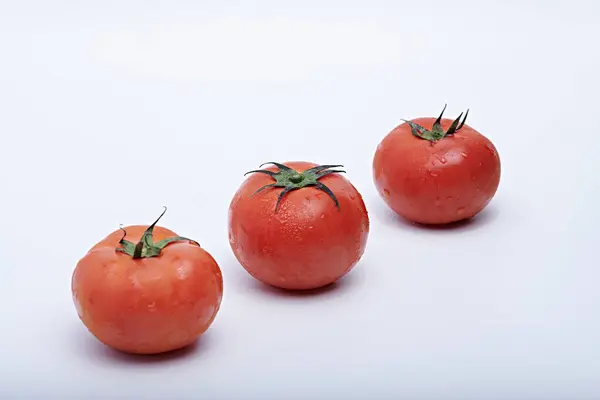 Su damlacıklarının tazeliği ve beyaz arkaplanı olan taze meyvelerin fotoğrafı