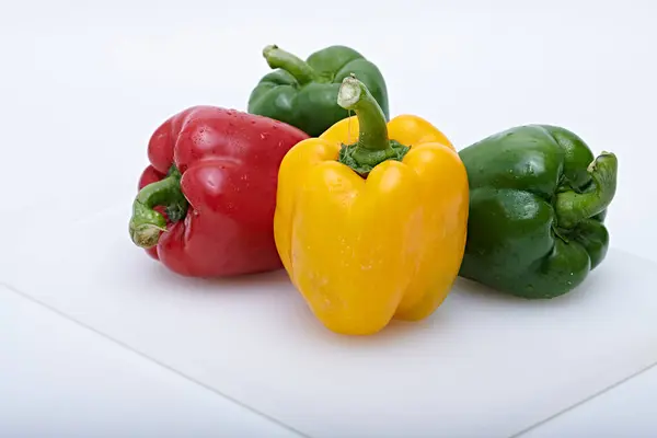 Su damlacıklarının tazeliği ve beyaz arkaplanı olan taze meyvelerin fotoğrafı