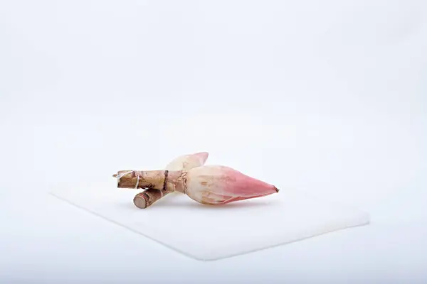 Taze meyve ya da sebze fotografı hafif ya da beyaz arka planda çiğ tanecikli