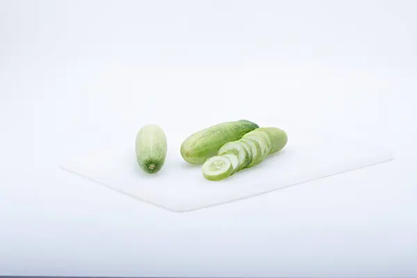 Taze meyve ya da sebze fotografı hafif ya da beyaz arka planda çiğ tanecikli