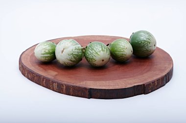 Sağlıklı yeşil yuvarlak patlıcan. Beyaz tabanlı ve arka planda çekilmiş sebze.