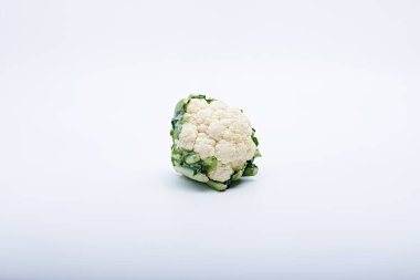 Beyaz ya da açık arkaplanda çekilmiş taze karnabahar..