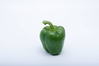 Beyaz ya da açık arkaplanda çekilmiş taze biberler.