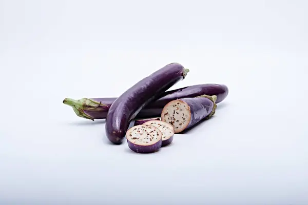 Beyaz ya da hafif arka planda çekilmiş taze patlıcan.