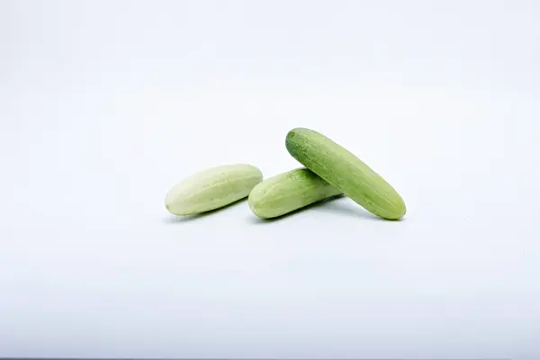 Beyaz ya da hafif zemin ve arka plan ile çekilmiş taze salatalık.