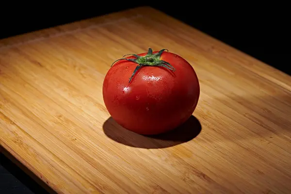 Pişirmek ya da çiğ yemek için taze sebzeler bir tepsiye ya da karanlık arka planda fotoğraf çekilecek bir yere yerleştirilir.