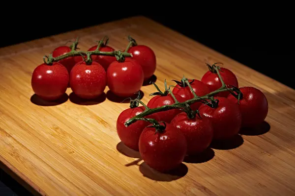 Pişirmek ya da çiğ yemek için taze sebzeler bir tepsiye ya da karanlık arka planda fotoğraf çekilecek bir yere yerleştirilir.