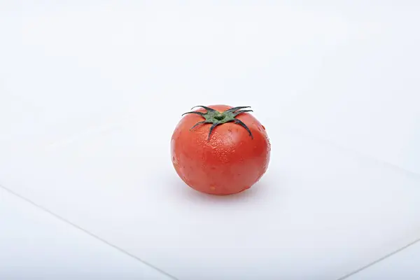 Pişirmek ya da çiğ yemek için taze sebzeler bir tepsiye ya da arka planda çekilecek bir yere yerleştirilir..