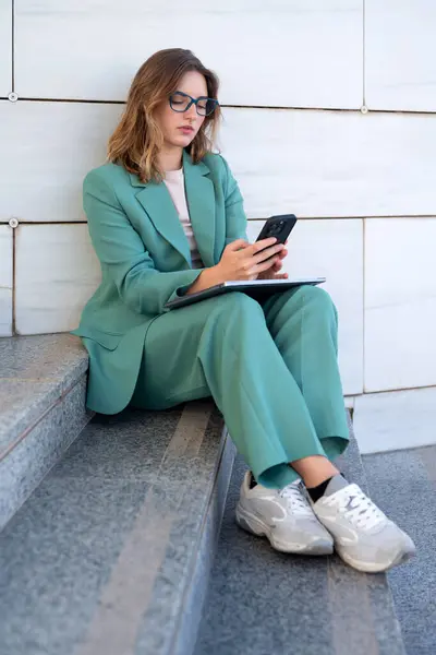 Деловая Женщина Сидит Лестнице Возле Офисного Здания Пользуясь Смартфоном — стоковое фото