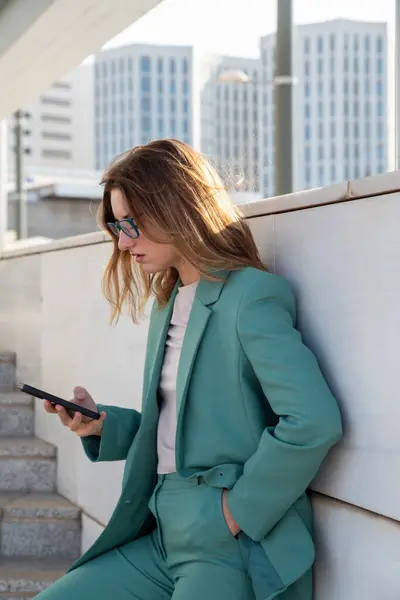 Деловая Женщина Стоящая Лестнице Возле Офисного Здания Используя Свой Мобильный — стоковое фото